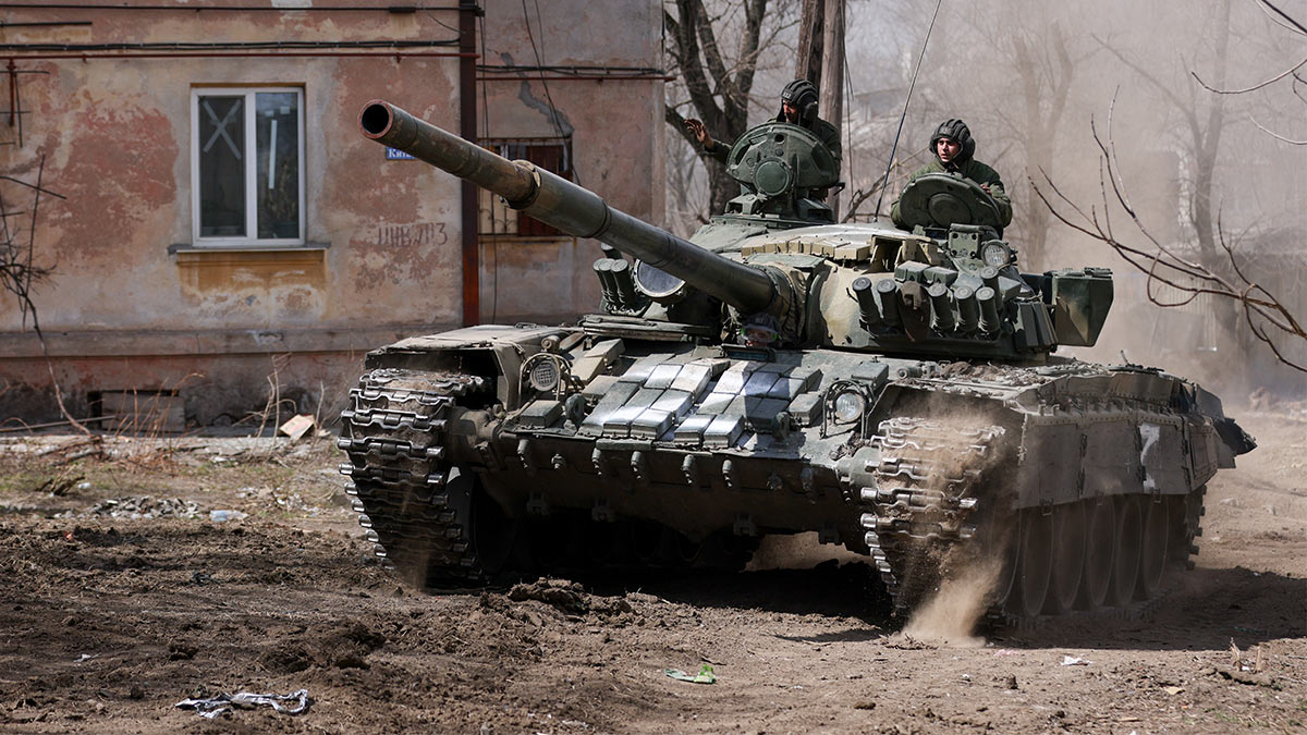 Танк вооруженных сил РФ во время проведения специальной операции на Украине