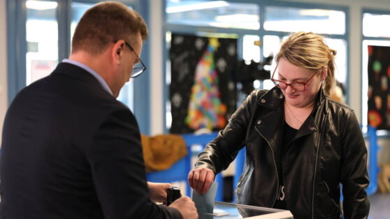 МВД Франции: Макрон обходит Ле Пен более чем на 6% после обработки 60% бюллетеней