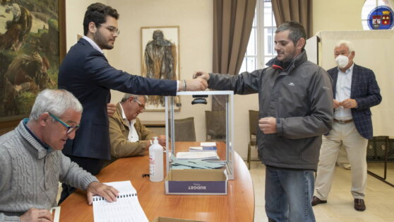 СМИ: Макрон лидирует на выборах президента Франции