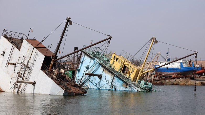 Затонувшие судна в порту Мариуполя