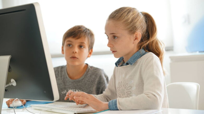 1065426 дети ребёнок за компьютером интернет