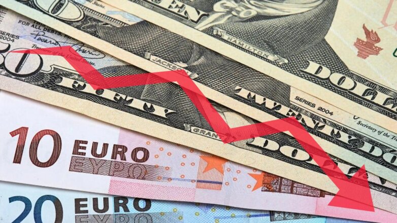 Доля доллара и евро во внешних платежах РФ снизилась с 79% до 50%