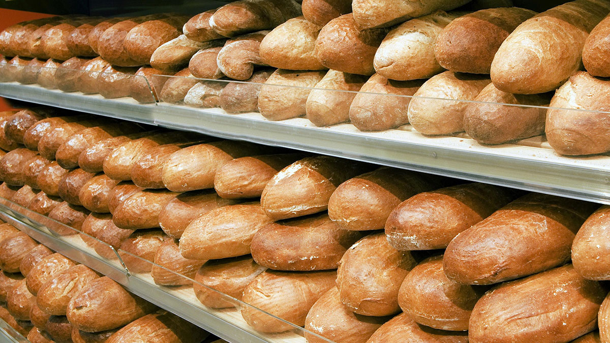 Россиянам объяснили, почему в магазинах продается хлеб с 