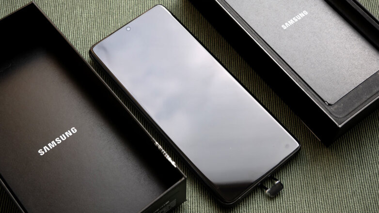 Samsung начал продавать недорогие смартфоны без зарядки в комплекте