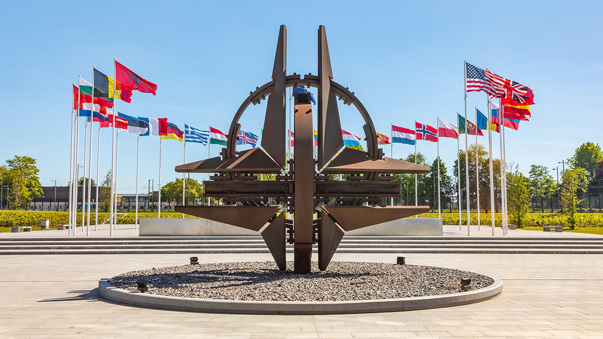 Лавров заявил, что НАТО не может вершить судьбы стран Европы