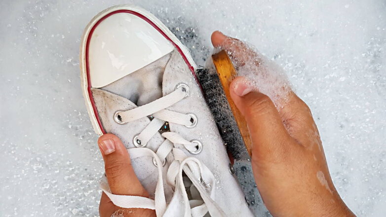 Обувь в порядке: как очистить белые кроссовки