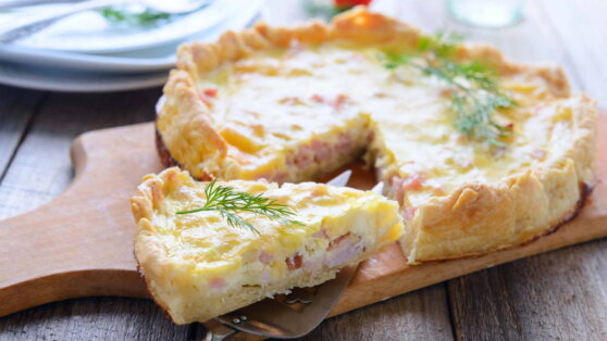 30 минут на кухне: быстрый пирог с начинкой из сыра и ветчины