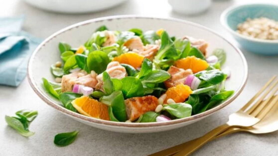 30 минут на кухне: салат с красной рыбой и цитрусовыми