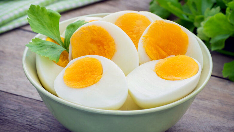Яйца не вытекут при варке и очистятся легко: 2 простые хитрости