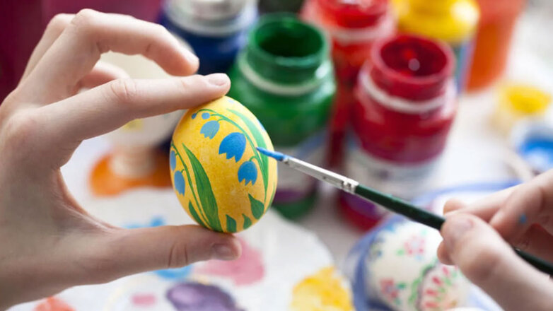 К пасхальному столу: необычный способ покрасить яйца