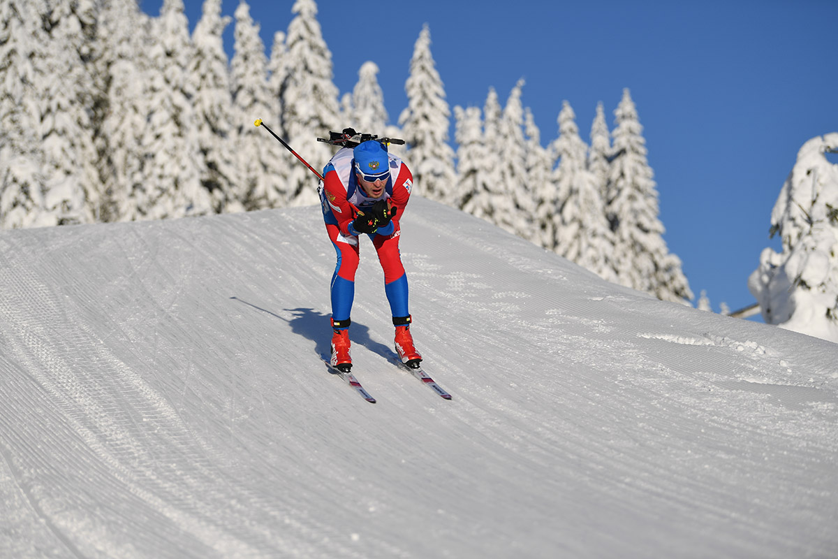 Российский лыжник выступает в спринте на этапе Кубка мира по биатлону