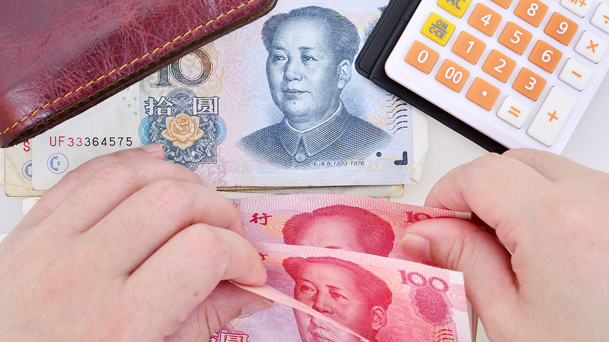 Иностранная валюта. Юани купюры в руках. Китайская валюта. Калькулятор юаней.