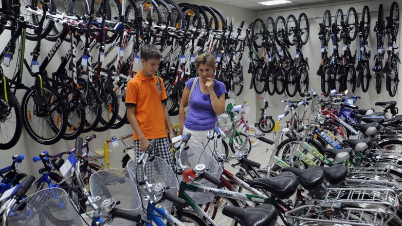 Покупатели выбирают велосипед в магазине