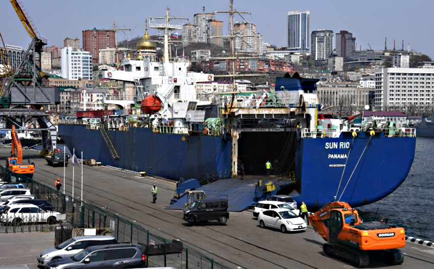 Разгрузка парома с поддержанными японскими автомобилями в порту Владивостока