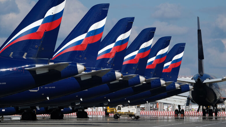 Самолеты Sukhoi Superjet 100 на стоянке в аэропорту "Шереметьево"