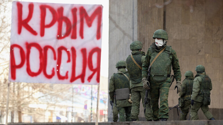 Военные возле здания крымского парламента