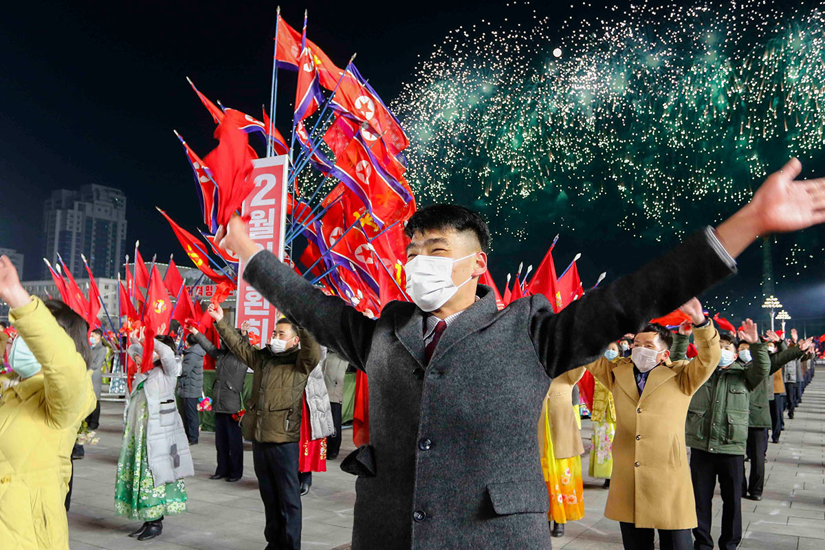 Жители Северной Кореи отмечают День Сияющей звезды