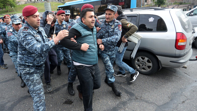 Протестующие оппозиционеры дошли до здания правительства в столице Армении
