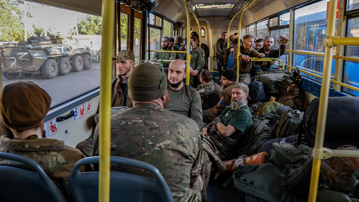 Украинские военные сдались в плен с завода "Азовсталь"