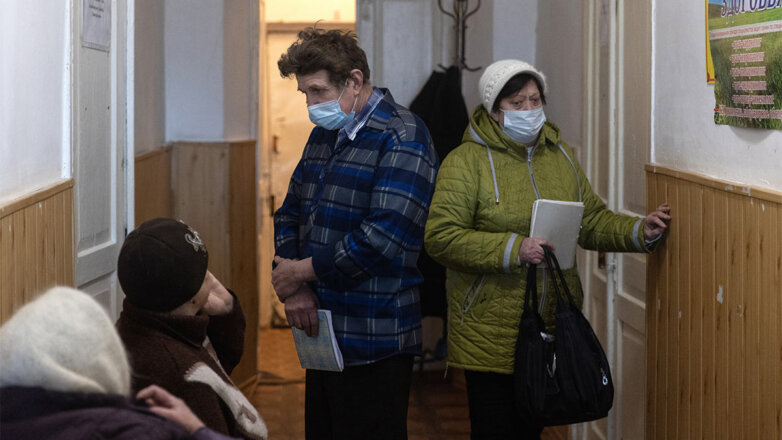 Местные жители во время посещения Луганской республиканской клинической больницы