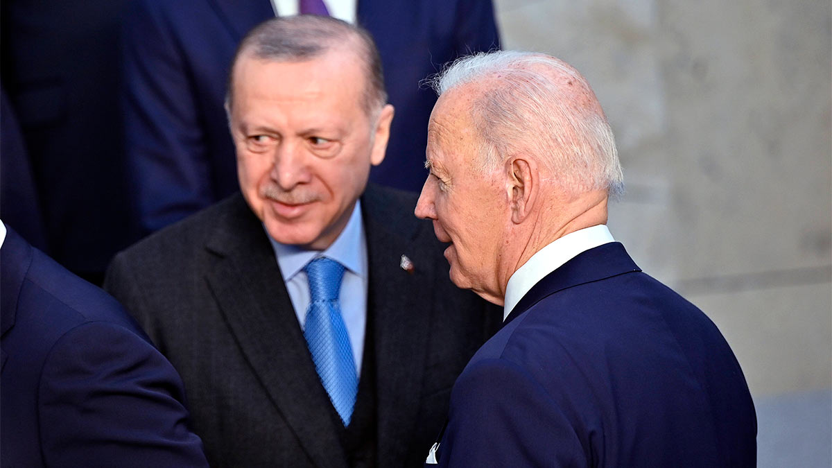 Президент Турции Реджеп Тайип Эрдоган (слева) и президент США Джо Байден (справа)