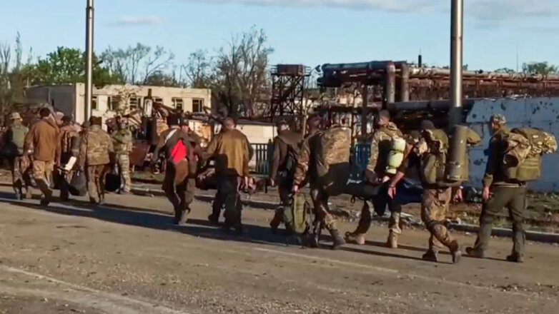 Украинские военные сдались в плен с территории завода 