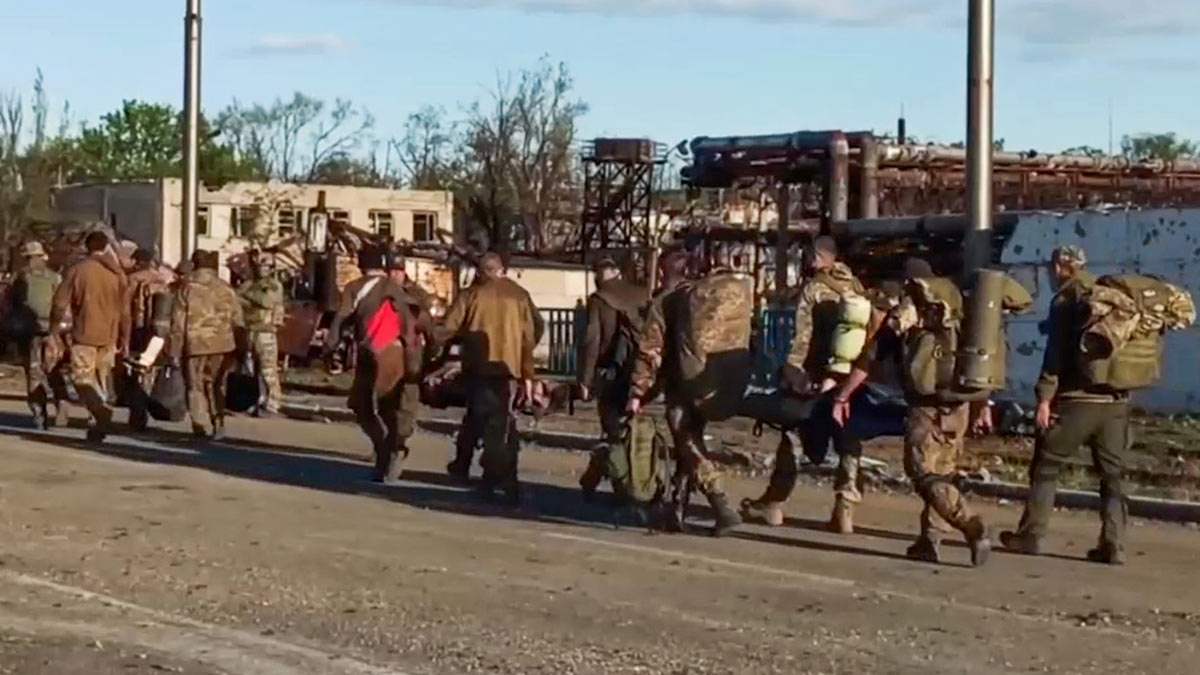Украинские военные сдались в плен с территории завода "Азовсталь" в Мариуполе
