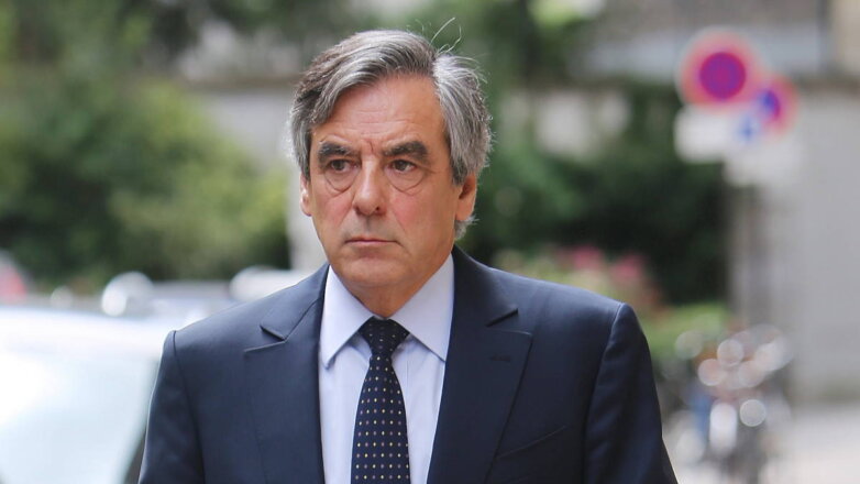 Экс-премьера Франции Фийона приговорили к 4 годам лишения свободы