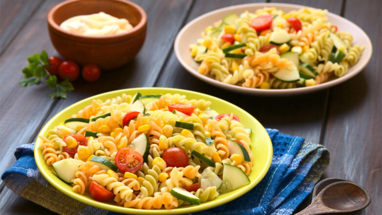 30 минут на кухне: итальянский салат с макаронами и сыром