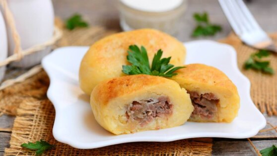 Антикризисная кухня: картофельные пирожки с фаршем на сковороде