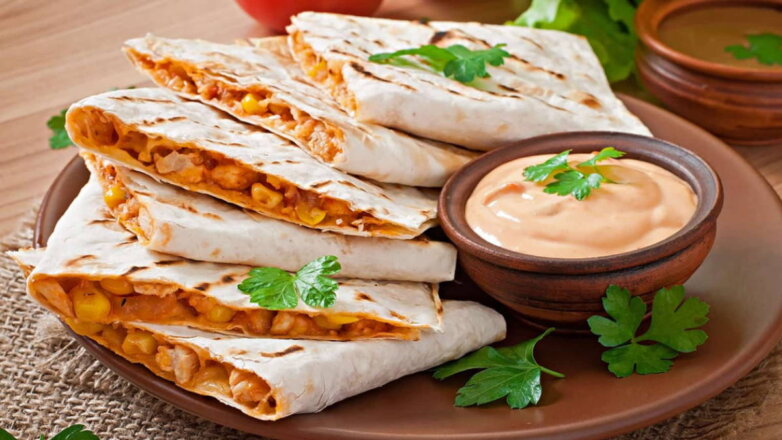 30 минут на кухне: кесадилья с курицей и яблоками