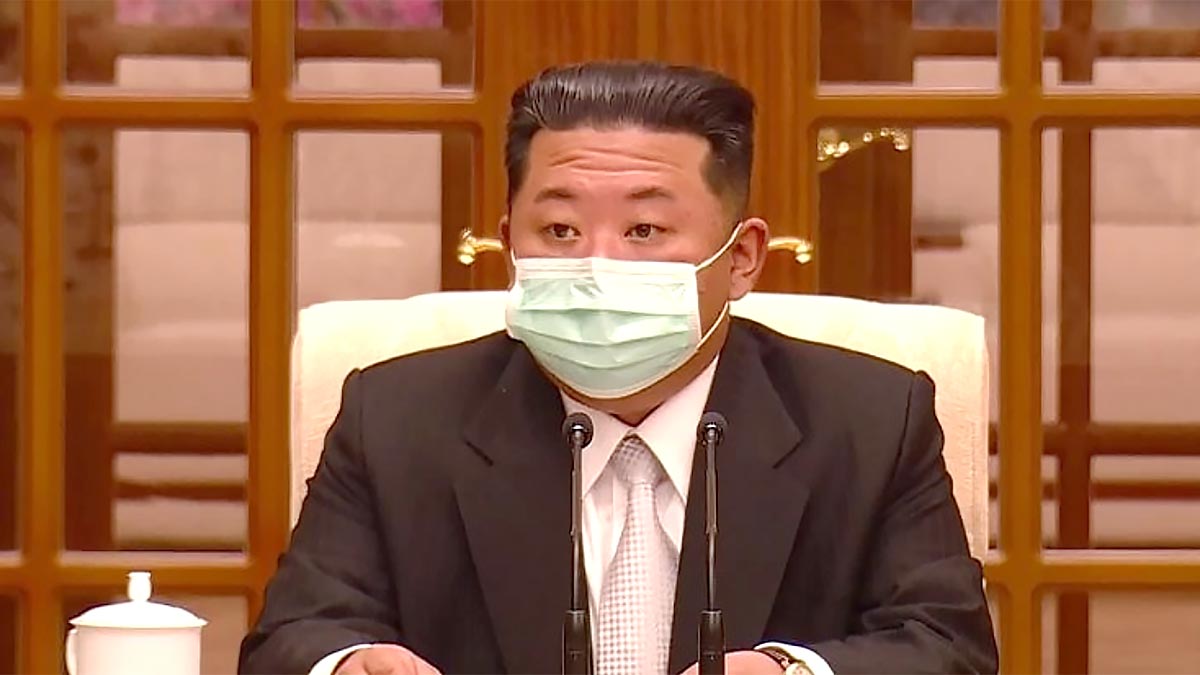 Ким Чен Ына впервые заметили в маске на публике