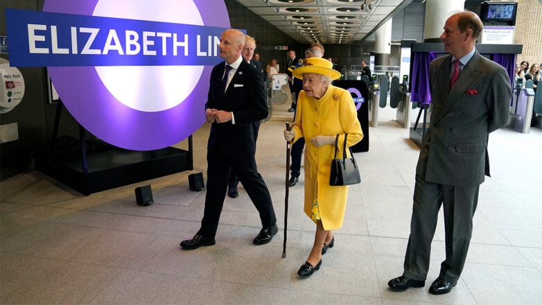 Королева Елизавета II посетила новую станцию метро