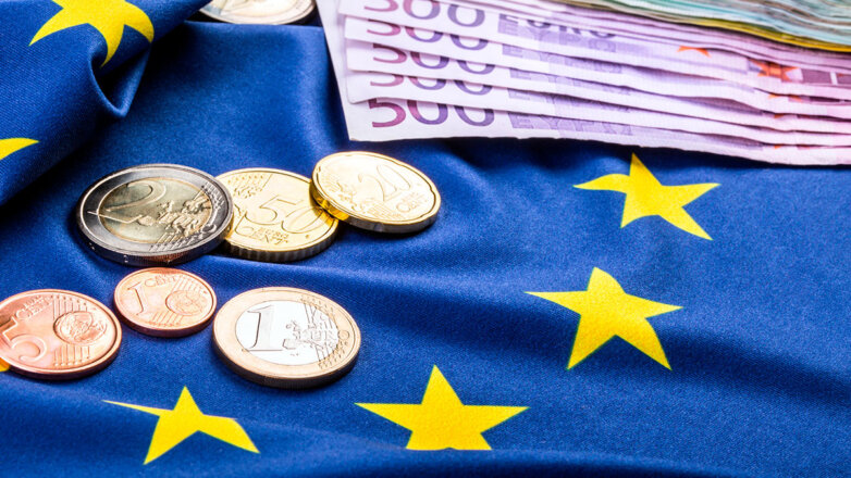 Курс евро опустился ниже 58 рублей впервые с июня 2015 года