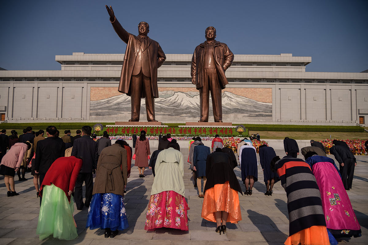 Жители Северной Кореи отмечают День Солнца