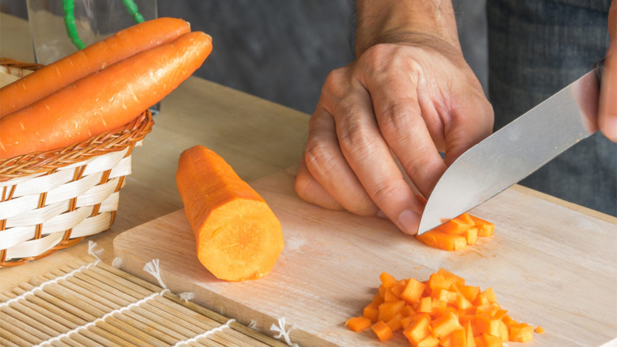 Нарезает морковь