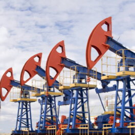 Россия готова продолжать работу на нефтяных месторождениях в Сирии