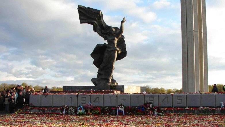 Сейм Латвии поддержал в первом чтении законопроект о сносе советских памятников