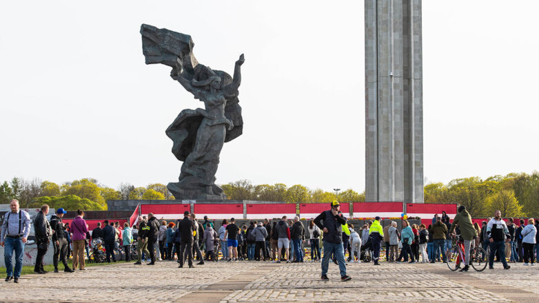 Москва может потребовать от Риги компенсацию за ущерб советским памятникам