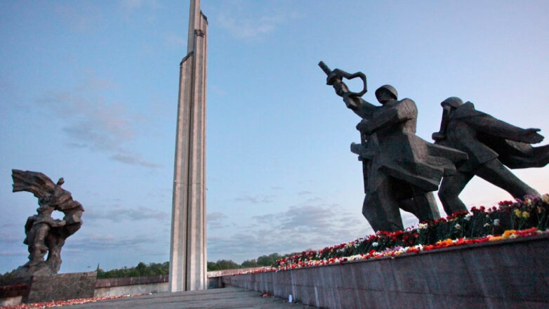 СК России оценит законность решения властей Латвии о сносе памятника советским воинам
