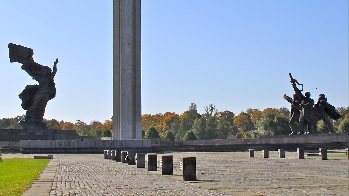 Памятник в риге воинам освободителям фото