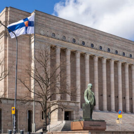 Парламент Финляндии одобрил вступление страны в НАТО