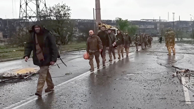 Украинские военные, сдавшиеся в плен с территории завода 