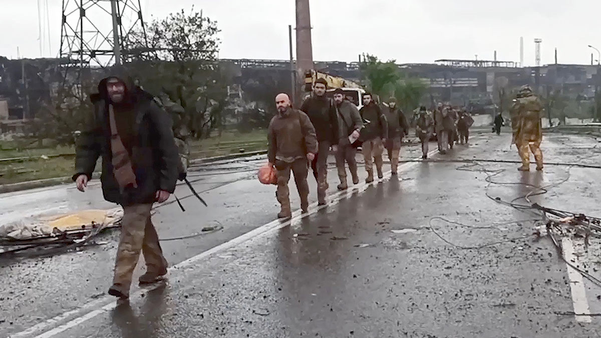 Украинские военные, сдавшиеся в плен с территории завода "Азовсталь" в Мариуполе