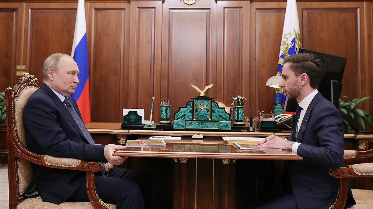 Президент РФ Владимир Путин и генеральный директор общества "Знание" Максим Древаль