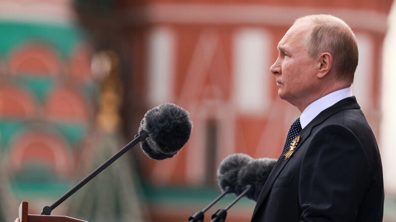 1078431 Президент России Владимир Путин на параде победы