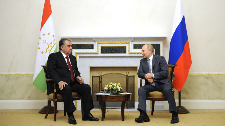 Президент России Владимир Путин и президент Таджикистана Эмомали Рахмон (справа налево)