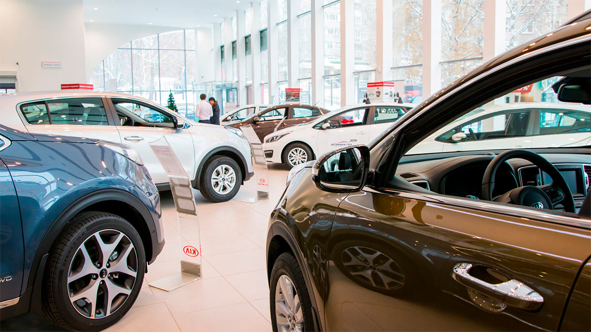Продажи новых легковых автомобилей в России упали в несколько раз