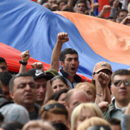 Армянская оппозиция заняла площадь перед зданием правительства в Ереване