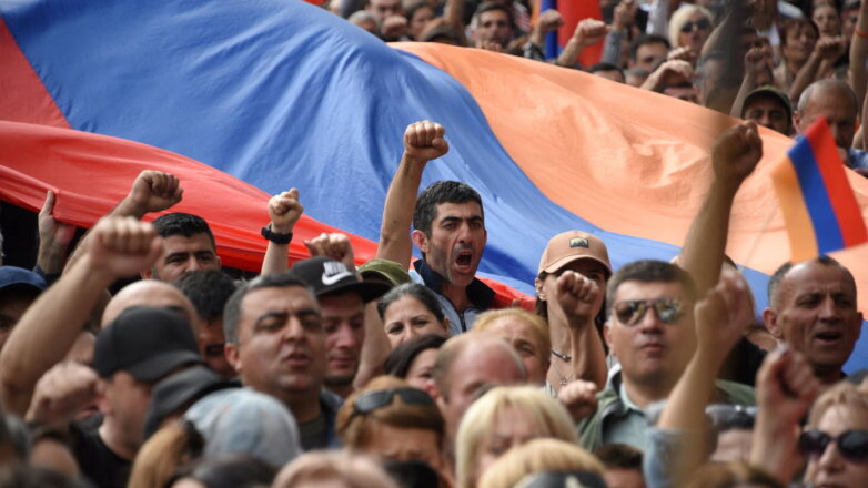 Армянская оппозиция заняла площадь перед зданием правительства в Ереване